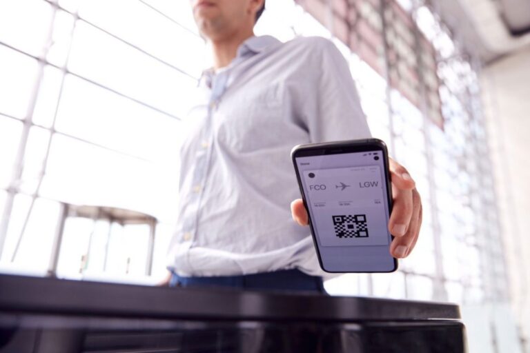 Homem fazendo check-in em aeroporto com QR code