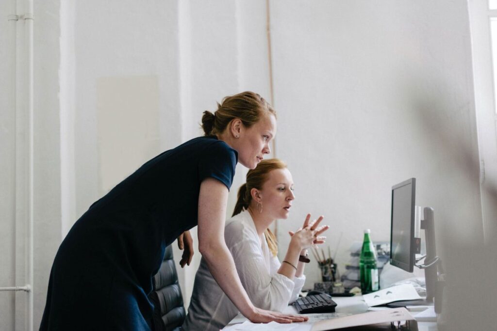 Duas mulheres em um escritório fazendo manutenção de hardware